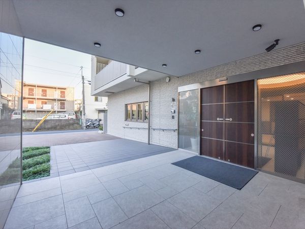 入口の清潔感あるエントランス