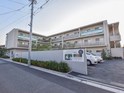 白い建物の外観