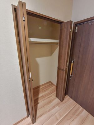 茶色い扉を開けたクローゼット