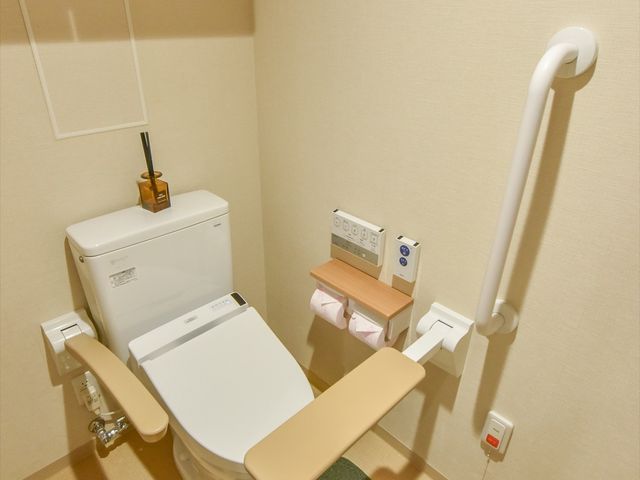 バリアフリートイレ設備 トイレ 安全かつ快適な使い心地を考えたトイレです。手すりや緊急コールといった配慮が、利用者の自立を支援します。