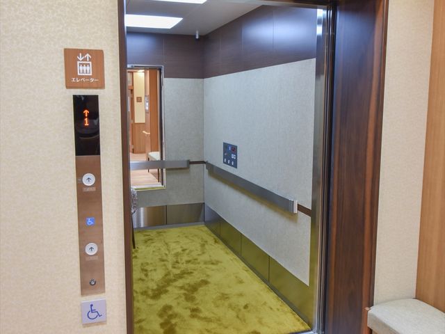 エレベーターの開閉口 エレベーター 車いすでも利用しやすい広々としたエレベーターです。安心してご利用いただける設計になっております。