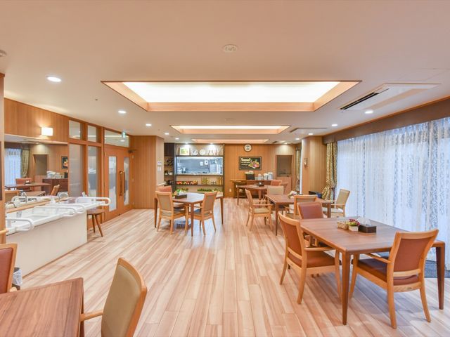 広々とした明るいダイニングルーム 食堂 木の温もりを感じるダイニングルームです。レイアウトが考えられた空間が、利用者の心地よい食事時間をサポートします。