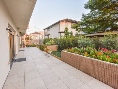 花々が咲く綺麗な中庭