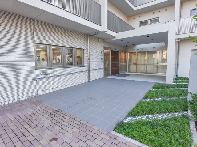 清潔なエントランス風景 玄関 ゆとりあるエントランスは、明るく清潔感があります。出勤する皆さんを、はつらつとした気持ちで迎えてくれる空間です。