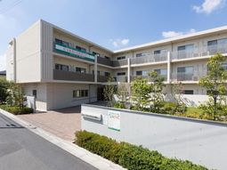 明るい日差しが差し込む施設外観