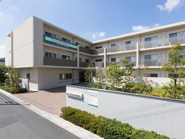 明るい日差しが差し込む施設外観