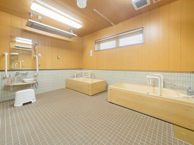 明るい浴室の様子 浴室 充実した設備の浴室です。手すりが設置され、安全にご利用いただける空間となっております。