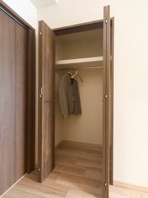 茶色の洋室クローゼット
