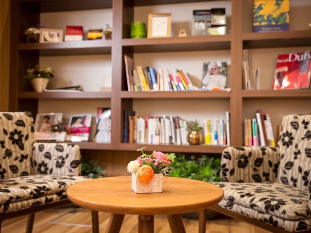 リビングの椅子と棚 ラウンジ ぬくもりあるラウンジの一角です。ゆったりとした椅子で、読書やくつろぎの時間を過ごせます。
