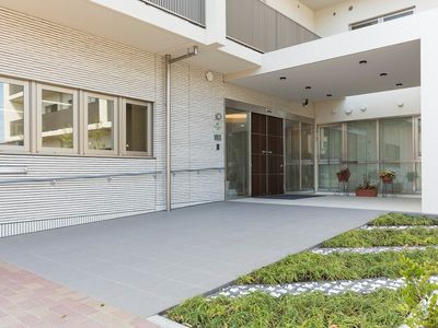 エントランスの明るい外観