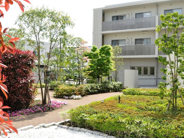 緑豊かな庭の景観 外観 手入れが行き届いた中庭が、四季を通じて心地良い安らぎの空間を提供しています。新緑が映える居心地の良い環境で、日々の生活に彩りを加えています。