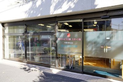 日差し入る外観