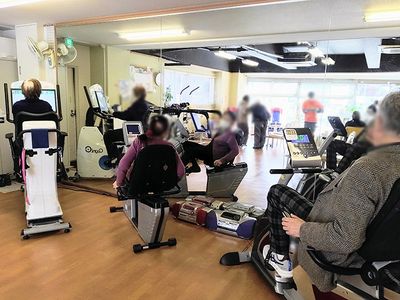 運動機器が並ぶ機能訓練室