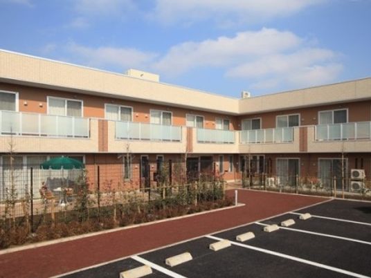 明るい施設の外観