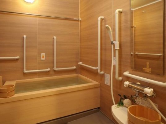 手すり付き木目調浴室