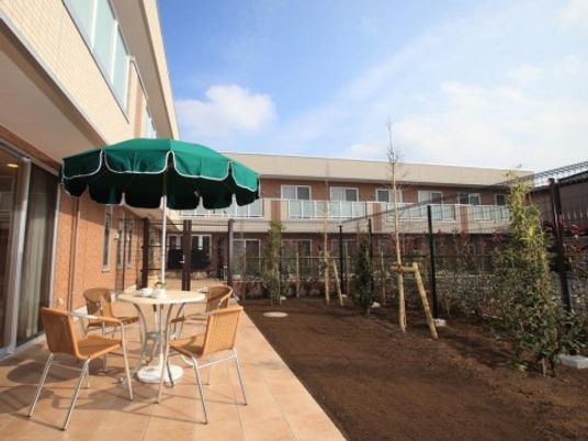 屋外テーブルがある中庭