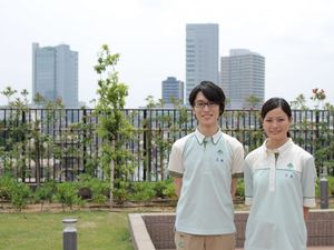 屋上庭園と職員  