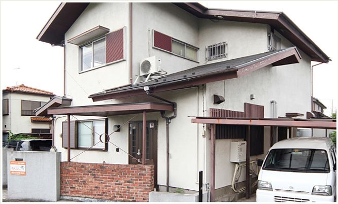白い建物の外観
