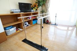 明るいリハビリルーム