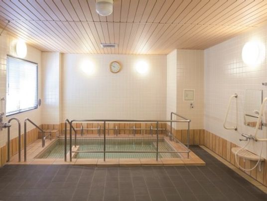 「ニチイホーム 三鷹」の一般浴室。大浴場でゆったりとできる。