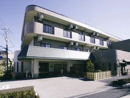 明るい外観の建物エントランス