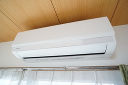 壁掛けエアコンの近景