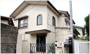 落ち着いた外観の住宅