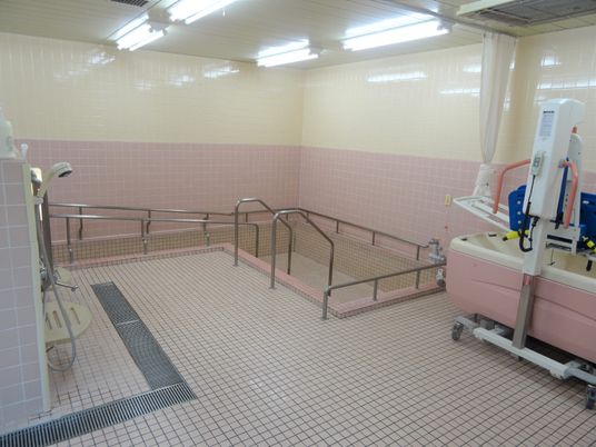 バリアフリーの浴室設備