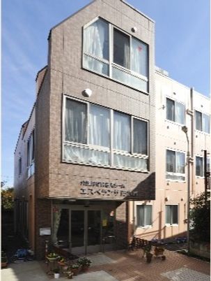 明るい建物の外観