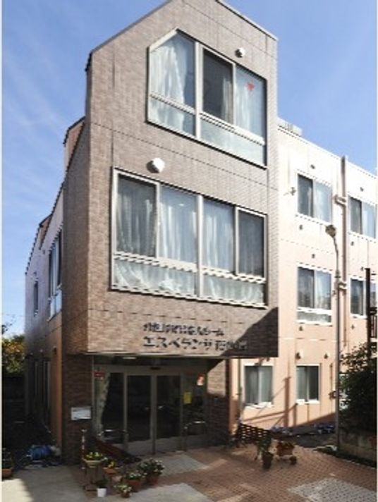 明るい建物の外観