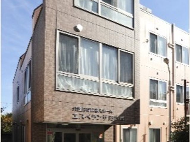 明るい建物の外観 外観 心地よい日差しが差し込む、清潔感のあふれる建物です。働く環境としても、快適な空間が提供されています。