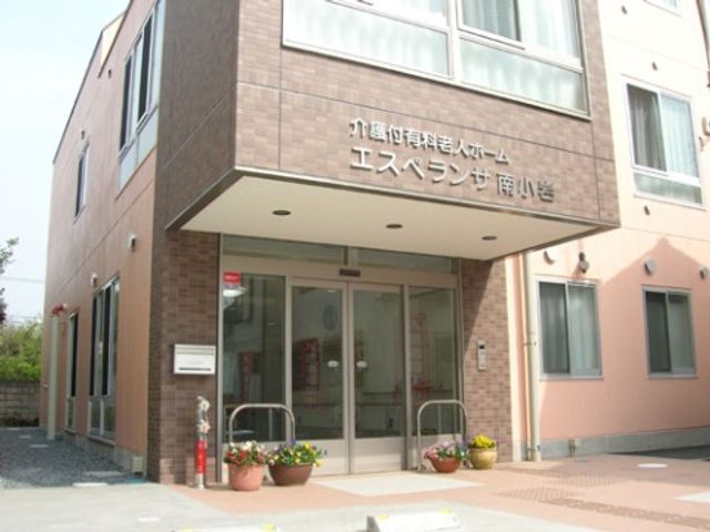 施設のエントランス正面 エントランス 清潔感のあふれるエントランスには、温かみを感じさせる植栽があります。明るい気持ちでお仕事を始められますね。