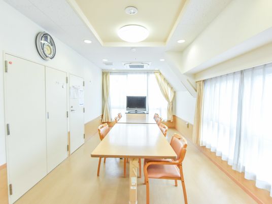 明るい食堂の一角