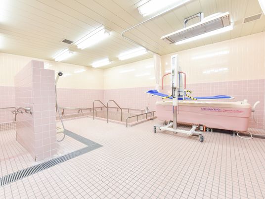 広々とした明るい浴室