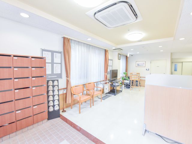 快適なエントランス空間 玄関 広々とした明るいエントランスで、静かで落ち着いた雰囲気がお出迎えします。職員との穏やかなコミュニケーションも期待できそうです。