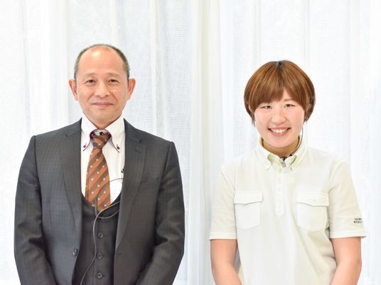 笑顔のスタッフ二人