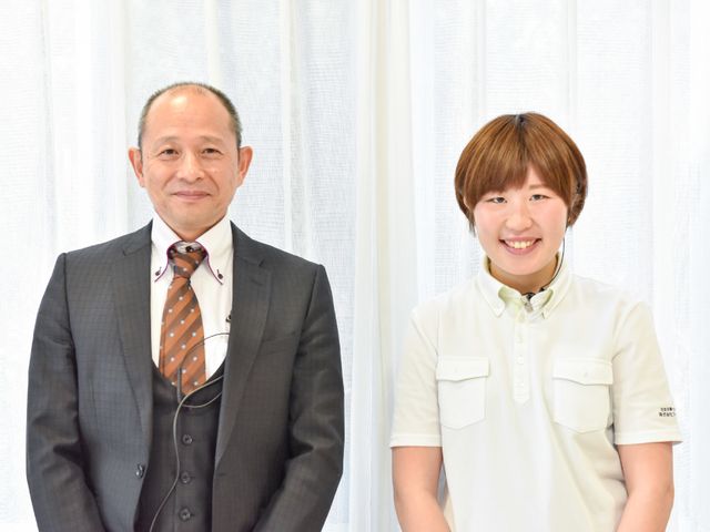 笑顔のスタッフ二人 施設長とスタッフ 暖かい笑顔で迎えてくれるスタッフが、日々の業務をサポートします。共に働く仲間として心地よい環境が整っています。