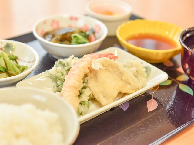 和食の盛り付けられたトレイ 食事メニュー 栄養バランスを考えた和食が色鮮やかに盛り付けられ、日々の食事も楽しみの一つです。健康を支える美味しい食事がここにあります。