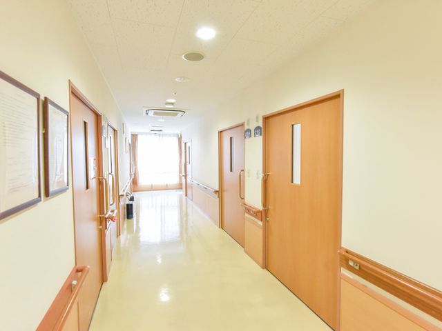 清潔感のある廊下 廊下 手すりが備わり、床も滑りにくく配慮された通路です。明るく清潔な環境で、安心して業務に当たれます。