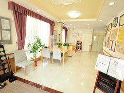 暖かい雰囲気のラウンジ