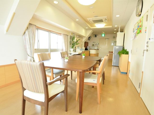 日当たり良好な食堂 食堂 日差しが差し込む明るい食堂です。ゆったりとした椅子とテーブルで、心地よい食事の時間を過ごせる空間が広がっています。