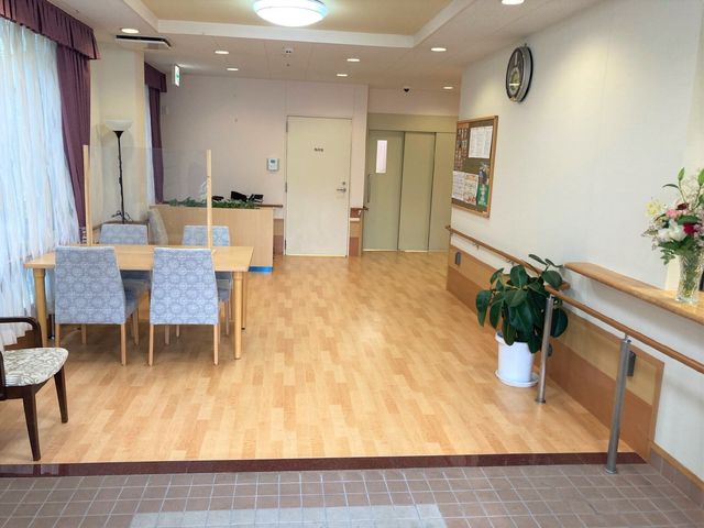 広々とした共有スペース 玄関 ゆったりとした椅子が並ぶ、落ち着いた雰囲気のラウンジです。明るく清潔感のある環境で、心地よいひと時を過ごすことができます。