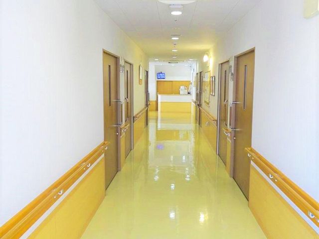 清潔感のある廊下 廊下 柔らかな光が差し込む廊下は、広々としていて歩きやすい設計です。手すりが設けられ、安心してご利用いただけます。