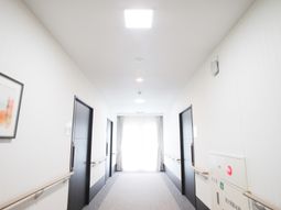 明るい通路の様子