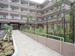 清潔な外観の施設入口