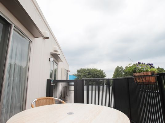 屋外テーブルと椅子のバルコニー