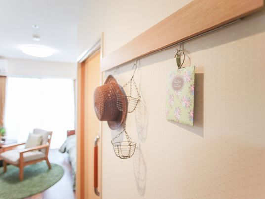 居室の入り口と壁飾り