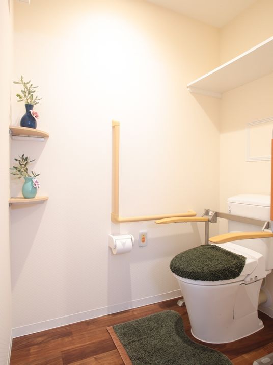 明るい清潔なトイレ空間