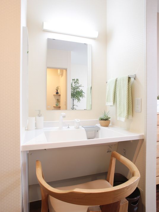 清潔な洗面台と椅子