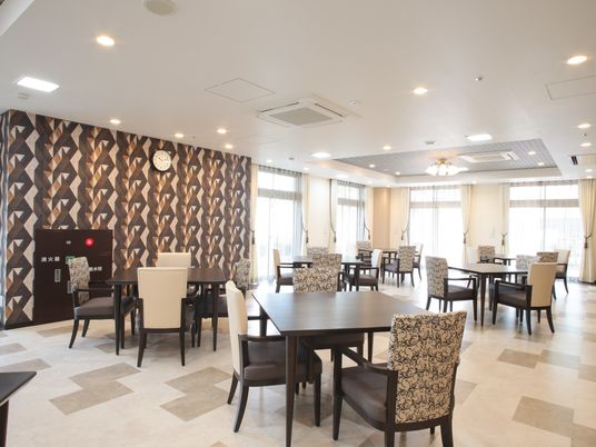 広々とした明るい食堂